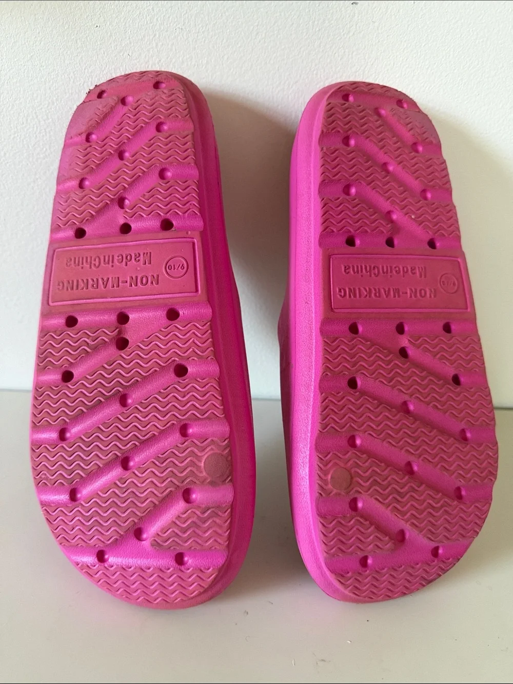 Hello Kitty Bright Pink Women’s Slide Sandals. Sz 9/10